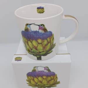 mug représentant deux colibris verts et blancs posés dans un artichaut en fleur