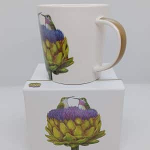 mug représentant deux colibris verts et blancs posés dans un artichaut en fleur